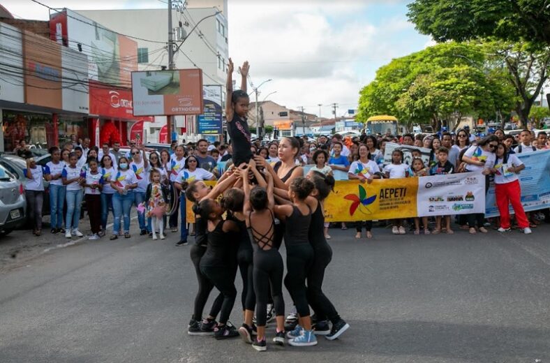 Caminhada marca Dia Mundial de Erradicação do Trabalho Infantil em Teixeira de Freitas