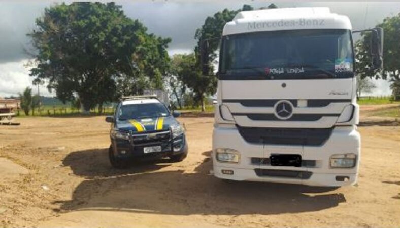 Caminhão roubado é localizado pela PRF no Extremo Sul da Bahia