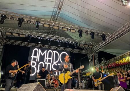 Amado Batista faz show memorável na Vila do Forró em Eunápolis