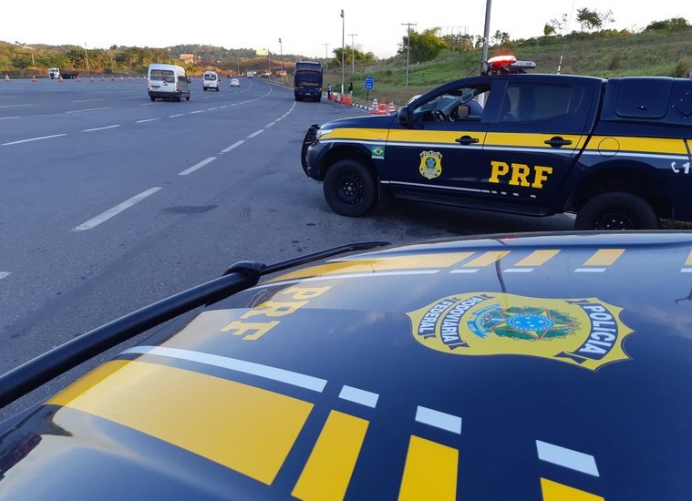 PRF recupera veículo furtado durante fiscalização na BR-101