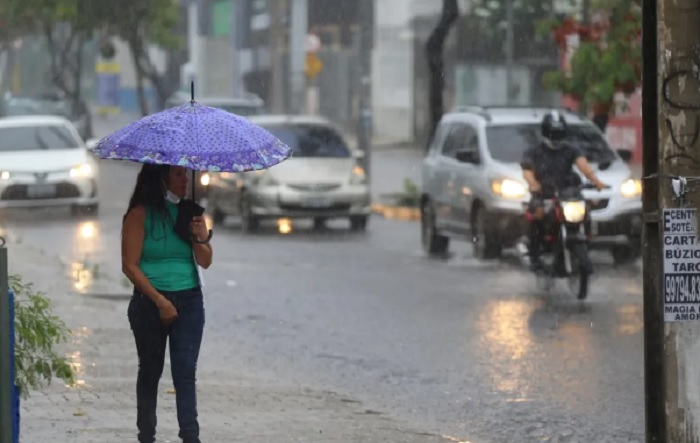 Eunápolis: Defesa Civil emite alerta sobre previsão de chuvas até quarta, 26