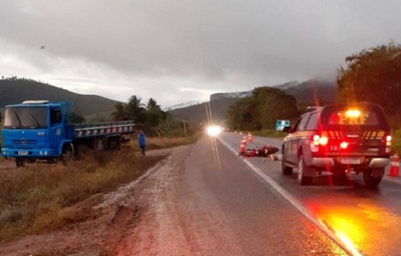 Motociclista e adolescente morrem após ter moto atingida por caminhão na BR-101