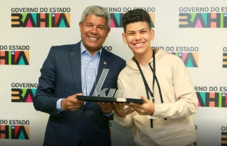 Garoto baiano vencedor do ‘The Voice Brasil Kids’ é recebido pelo governador