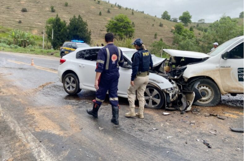 Motorista morre ao bater violentamente contra caminhonete na BR-101