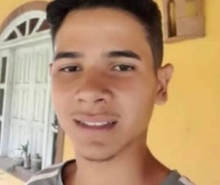 Motociclista de 19 anos morre após ser atingido por caminhão no Extremo sul da Bahia