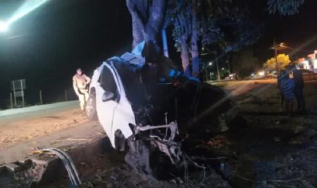 Motorista morre após carro bater contra árvore e partir ao meio na BR-418