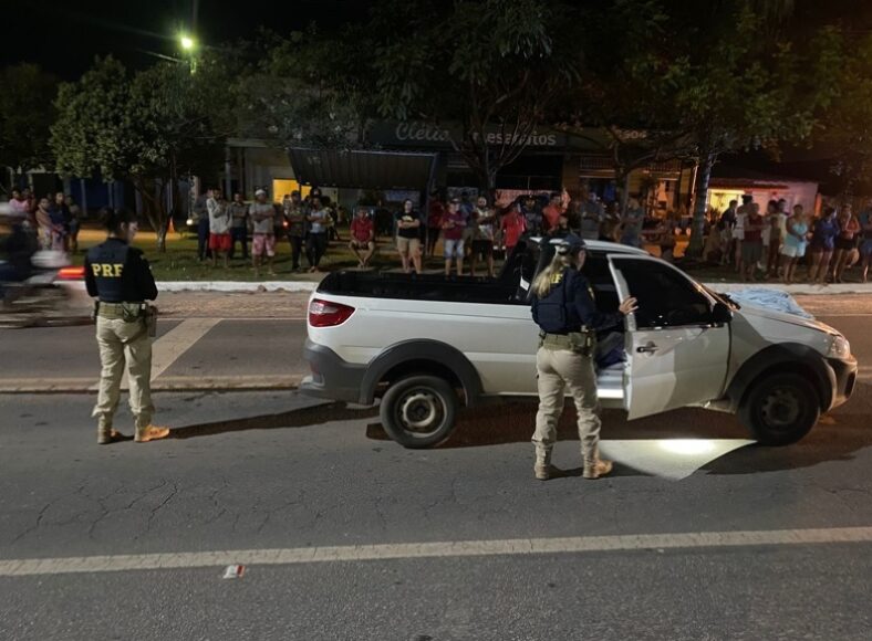 Carro invade faixa de pedestre e atropela mãe e criança enquanto atravessam a BR-367