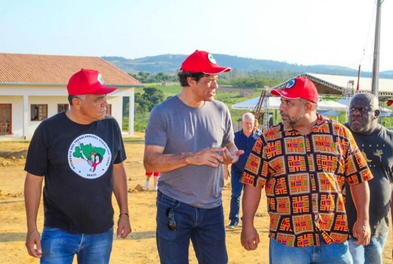 Deputado Valmir Assunção recebe jogador Raí no Extremo Sul da Bahia