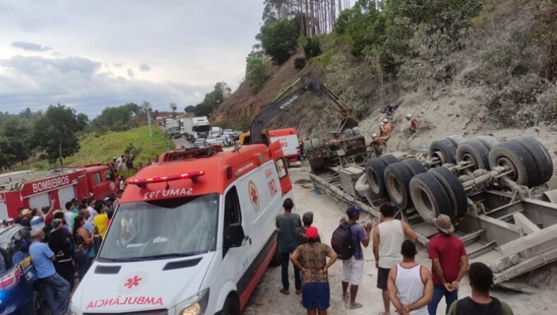 Carreta carregada de cimento bate em barranco e capota próximo a Itabela