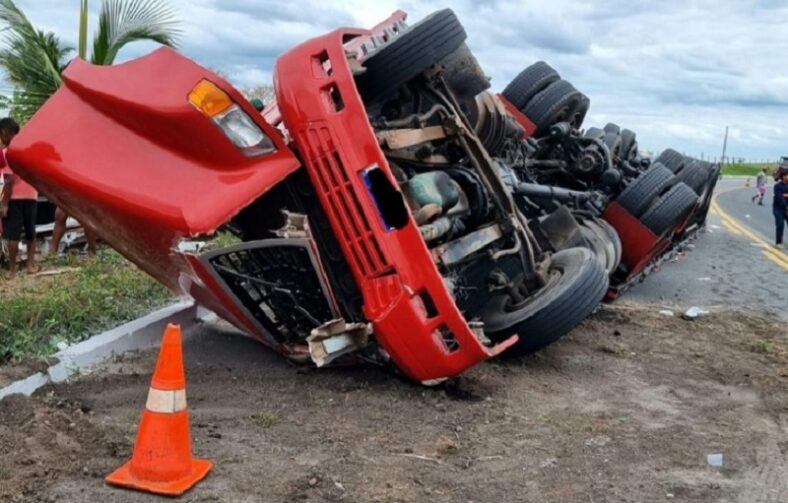 Teixeira: Carreta tomba na BR-101 e população tenta saquear carga de MDF