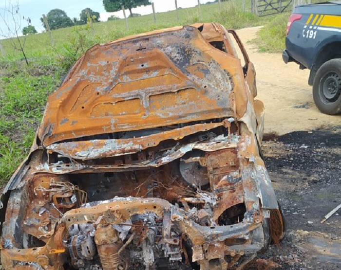 Totalmente consumida pelo fogo, camioneta roubada é localizada em estrada de terra