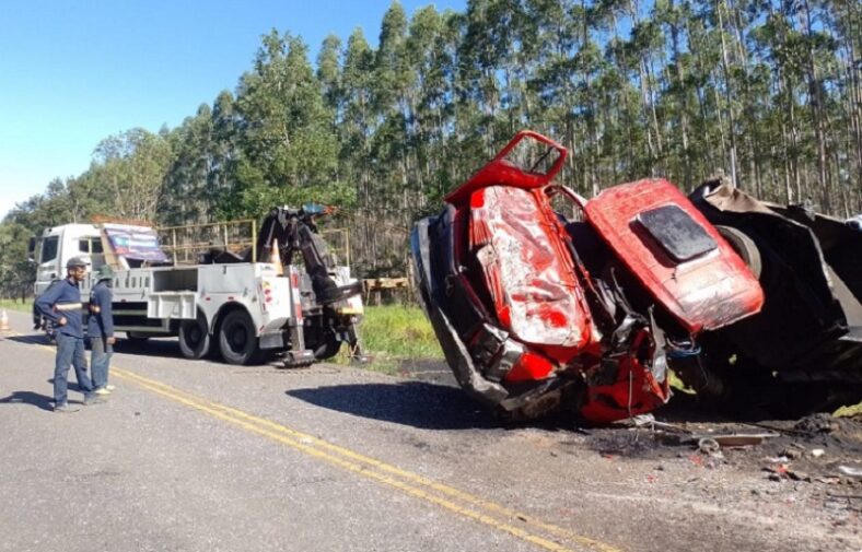 Motorista fica ferido após caminhão caçamba tombar em rodovia do Extremo Sul