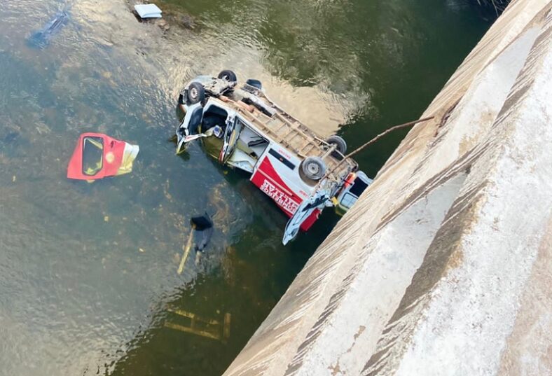 Casal morre e vários ficam feridos após carreta bater contra dois veículos e despencar de ponte na BR-101