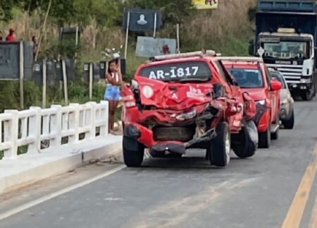 Casal morre e vários ficam feridos após carreta bater contra dois veículos e despencar de ponte na BR-101