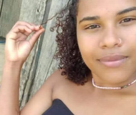 Mulher morre após carro conduzido pelo marido cair em ribanceira na BR-101