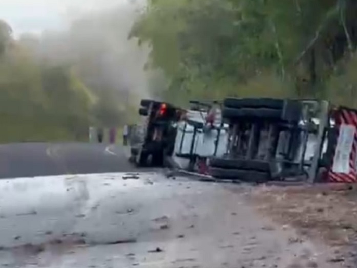 Carreta carregada de etanol tomba na BR-101 entre Eunápolis e Itabela