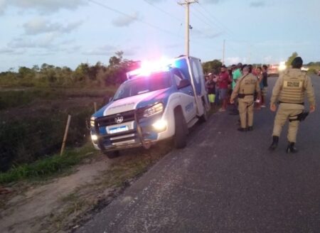 Mulher morre após perder o controle de moto e ser arremessada contra cerca