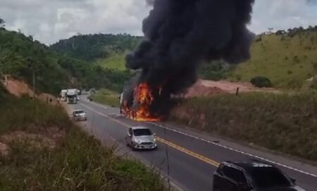 Motorista abandona carreta em chamas na BR-101; veículo foi totalmente destruído