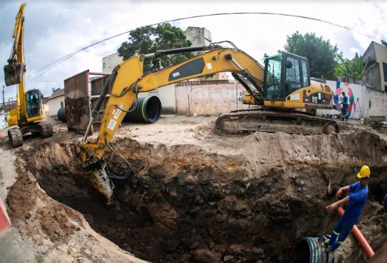 Obras de pavimentação e drenagem avançam no entorno do Shopping Teixeira Mall