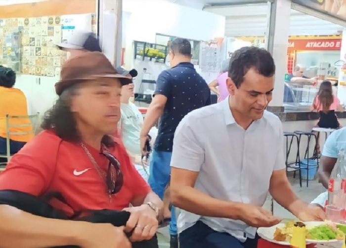 Pré-candidato Eujácio Dantas visita feira livre e conversa com feirantes e moradores