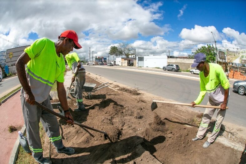 Construção de ciclovia segue a todo vapor em avenida de Teixeira de Freitas