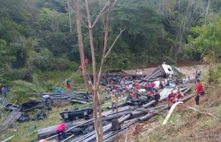 Caminhão carregado de tubos de metal tomba na BR-101 em Itamaraju; motorista fica ferido