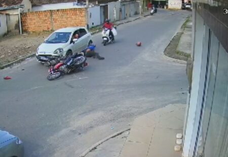 Vídeo regista batida entre motos em cruzamento de Teixeira de Freitas; veja