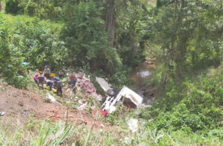 Caminhão despenca de barranco de quase 15 metros na BR-101 e deixa dois feridos