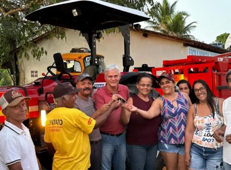 Antônio Portugal entrega trator em comunidade agrícola de Itamaraju