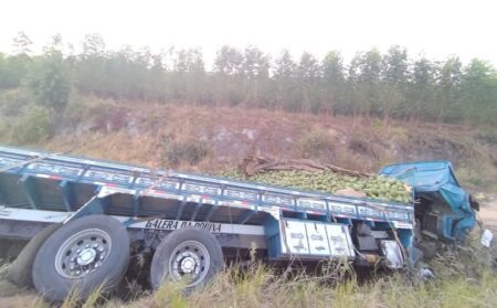 Motorista morre e outro fica em estado grave após batida frontal na BR-101