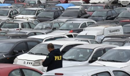 PRF realiza leilões com mais de 1700 veículos entre conservados e sucatas na BA