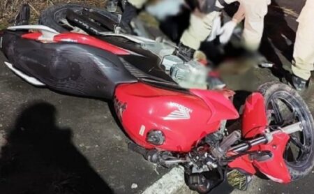 Motociclista de 19 anos morre após perder o controle e sair da pista na BR-101