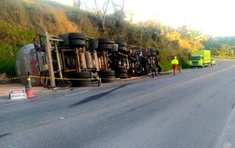 Caminhão carregado de combustível tomba na BR-101 em Itamaraju; motorista fica ferido