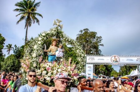 Multidão celebra Festa da Padroeira Nossa Senhora da Pena em Porto Seguro