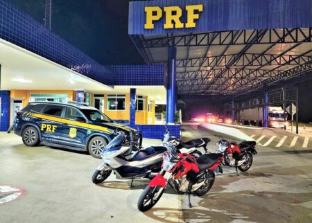Dentro de bagageiro de ônibus, PRF recupera 4 motos roubadas na BA