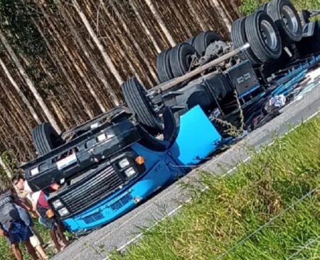 Motorista fica ferido após caminhão tombar na BA-489 entre Prado e Itamaraju