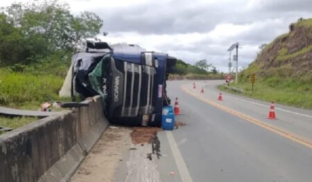 Carreta tomba em curva da BR-101 e motorista morre após ser encaminhado para hospital