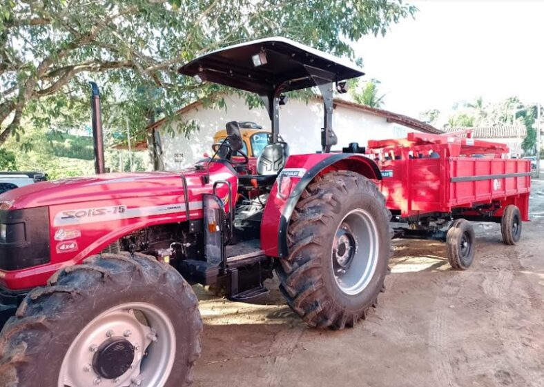 Antônio Portugal entrega trator em comunidade agrícola de Itamaraju