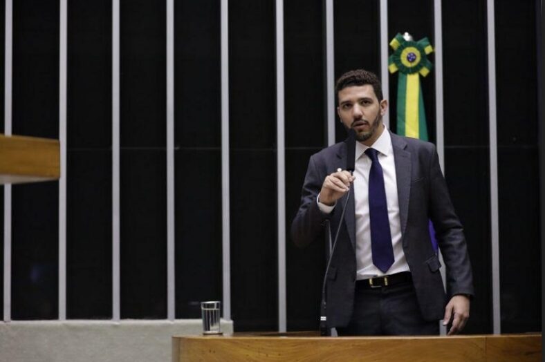 Neto quer combater a disseminação de informações que incentivam o consumo de drogas