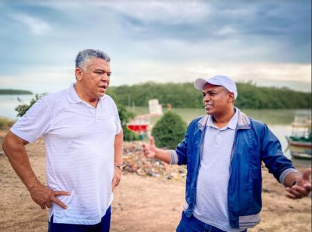 Prefeito Gilvan e deputado Valmir Assunção visitam obras do cais do Rio Jucuruçu