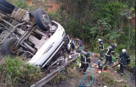 Motorista morre após carreta cair em ribanceira e tombar na BR-101 em Itamaraju