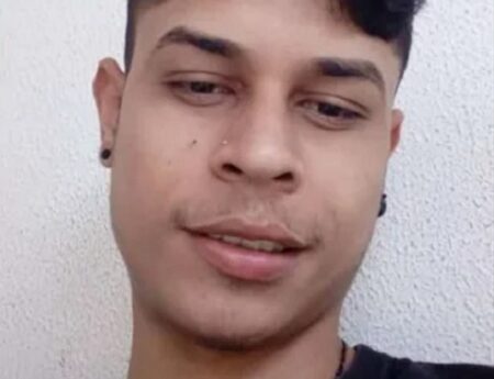 Polícia investiga morte de jovem a tiros no centro de cidade do Extremo Sul