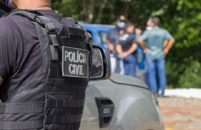 Quarteto armado invade casa na zona rural e rouba carro e celulares