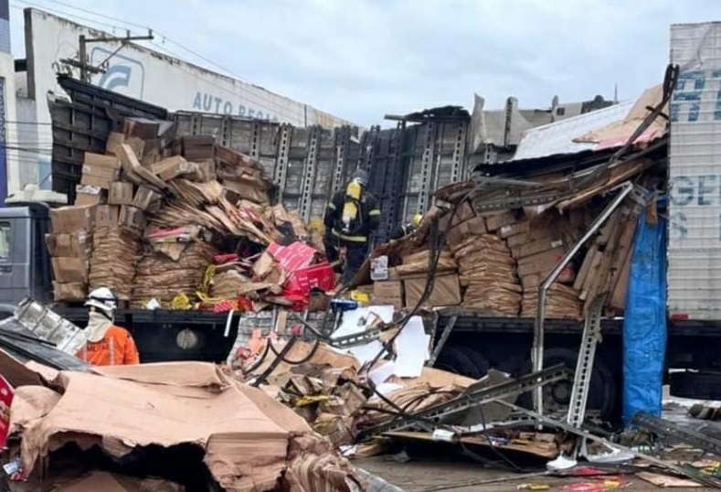 Bombeiros de Eunápolis debelam incêndio após 4 horas de atuação