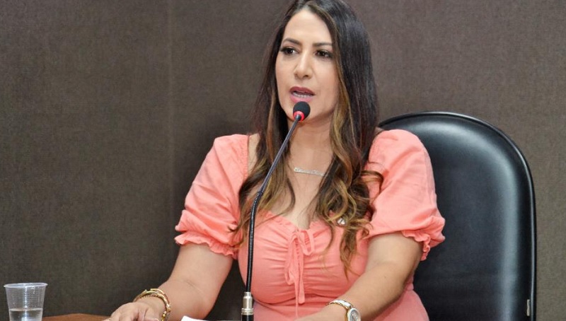 Cláudia Oliveira defende que maio seja o mês oficial de combate à endometriose na BA