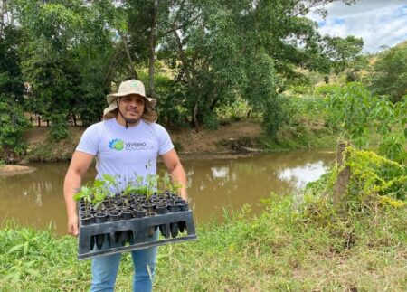 Embasa promove revitalização de mata ciliar com plantio de árvores no Rio Jucuruçu