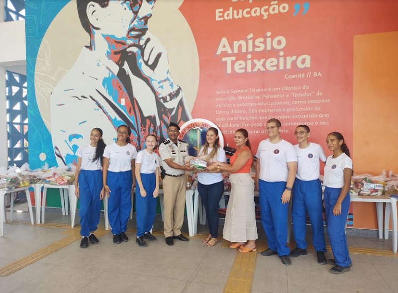 Colégio da Polícia Militar doa 47 cestas básicas a instituições de Teixeira de Freitas