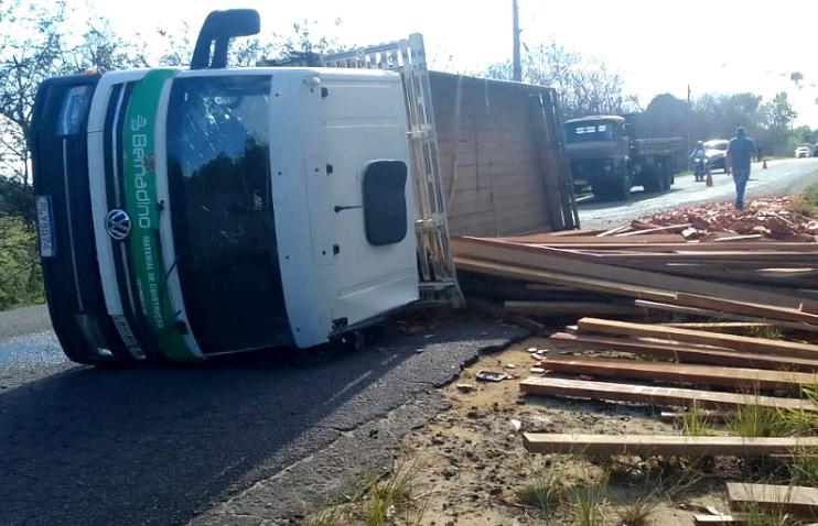 Caminhão de material de construção tomba na BA-290 e deixa dois feridos graves