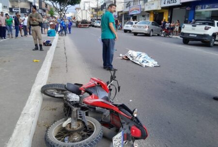 Entregador de lanche no delivery morre em acidente com caminhão