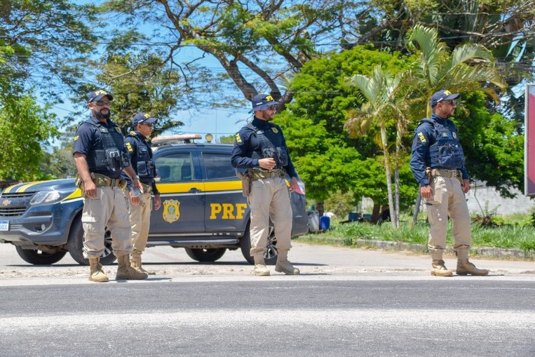 PRF intensifica fiscalizações e reforça segurança nas estradas da BA durante Operação Ano Novo